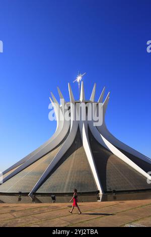 BRÉSIL. BRASILIA. LA CATHÉDRALE MÉTROPOLITAINE DE NOTRE DAME DE L'APPARITION À BRASILIA EST UNE CATHÉDRALE CATHOLIQUE ROMAINE DÉDIÉE À NOTRE DAME D'APARECIDA. I Banque D'Images