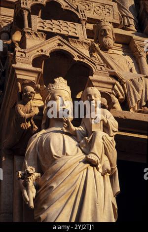 FRANCE. PARIS (75) (4ÈME ARRONDISSEMENT) CATHÉDRALE NOTRE-DAME. SUR LA FAÇADE, LA STATUE DE LA VIERGE ET DE L'ENFANT Banque D'Images