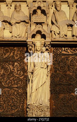 FRANCE. PARIS (75) (4ÈME ARRONDISSEMENT) CATHÉDRALE NOTRE-DAME. SUR LA FAÇADE, LA STATUE DE LA VIERGE ET DE L'ENFANT Banque D'Images