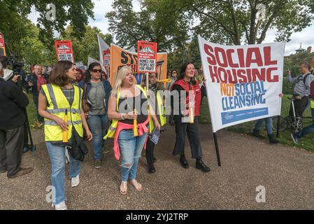 Londres, Royaume-Uni. 23 septembre 2017. Les gens font la queue pour marcher du rassemblement à Tottenham au parc Finsbury contre le soi-disant véhicule de développement Haringey, sous lequel Haringey Council effectue un énorme transfert de logements du conseil à la multinationale australienne Lendlease. Cela entraînera la démolition imminente de plus de 1 300 maisons municipales sur le domaine de Northumberland Park, suivie de la perte similaire de logements sociaux dans l’ensemble de l’arrondissement. Avec 2 milliards de livres sterling, HIS est le plus grand don de logements et d'actifs municipaux à une société privée à ce jour au Royaume-Uni, mais des projets similaires ont déjà resu Banque D'Images