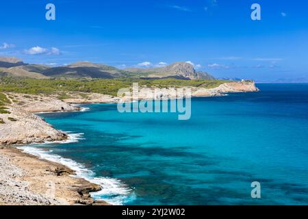 Vue sur la baie de Cala Mitjana à l'ouest de Cala Mesquida, île de Majorque, Espagne Banque D'Images