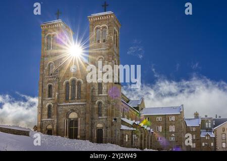 FRANCE. ISÈRE (38) LA SALETTE FALLAVAUX. DEUXIÈME LIEU DE PÈLERINAGE EN FRANCE AVEC PRÈS DE 300 000 PÈLERINS PAR AN. LA BASILIQUE A ÉTÉ ÉRIGÉE VERS Banque D'Images