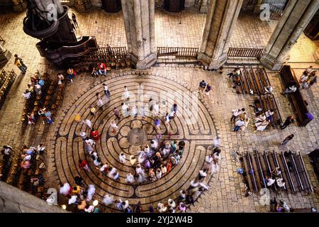 FRANCE. NORMANDIE. EURE-ET-LOIR (28). CHARTRES. CATHÉDRALE NOTRE-DAME. LORS D'UN SOLSTICE D'ÉTÉ, PÈLERINS ET PASSIONNÉS D'ÉSOTÉRISME MARCHENT O Banque D'Images