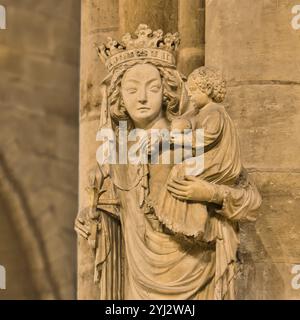 FRANCE - ILE DE FRANCE - PARIS (75) - CATHÉDRALE NOTRE DAME DE PARIS - INTÉRIEUR : STATUE DE NOTRE DAME DE PARIS (VIERGE DU PILIER). Banque D'Images