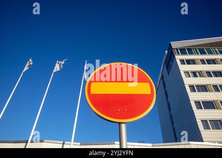 Aucun panneau de signalisation d'entrée sur fond de ciel bleu Banque D'Images