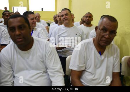 Rio de Janeiro, Brésil. 06 juin 2024. Les prisonniers écoutent les présentations de livres par les codétenus. Un atelier de lecture a eu lieu au centre de détention Evaristo de Moraes à Rio de Janeiro, au Brésil. Au Brésil, le projet de remise pour lecture vise à réhabiliter les prisonniers en les aidant à réduire leur peine par la lecture de livres. Les autorités espèrent que cela insufflera un amour de la lecture aux détenus et réduira la récidive. Crédit : SOPA images Limited/Alamy Live News Banque D'Images