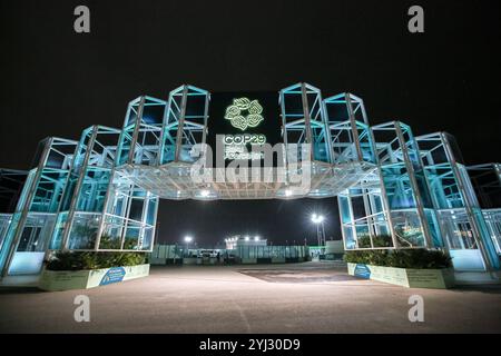 Bakou, Azerbaïdjan. 12 novembre 2024. L’arche de l’entrée principale de la COP29 s’illuminait la nuit. La COP de cette année est considérée comme l'une des plus complexes de son histoire, alors que le monde fait face à l'année électorale, aux guerres en cours à travers le monde rendant les négociations plus cruciales pour déterminer les progrès du monde vers un avenir durable et résilient au climat. (Crédit image : © Bianca Otero/ZUMA Press Wire) USAGE ÉDITORIAL SEULEMENT! Non destiné à UN USAGE commercial ! Banque D'Images