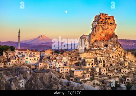 Vue panoramique du village d'Ortahisar au coucher du soleil avec lune Banque D'Images