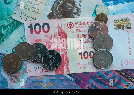 Plusieurs dénominations de la monnaie de Hong Kong sont montrées, avec des billets de banque et des pièces disposés en gros plan détaillé. Banque D'Images