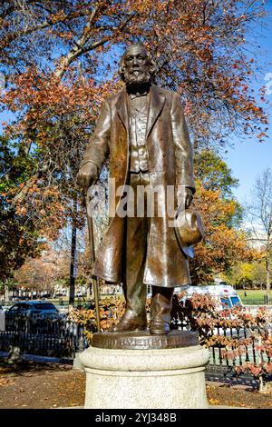 Statue en bronze d'Edward Everett Hale dans les jardins publics de Boston par une journée ensoleillée à l'automne novembre 2024 Banque D'Images