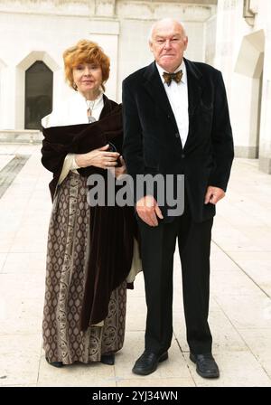 Photo datée du 28/10/12 de Prunella Scales et Timothy West arrivant pour les Theatre Awards UK, où la Theatrical Management Association (TMA) récompense le meilleur du théâtre, de l’opéra et de la danse britanniques, au Guildhall de Londres. L'acteur Timothy West, connu pour ses nombreux rôles à la télévision et au théâtre, est mort paisiblement dans son sommeil à l'âge de 90 ans 'avec ses amis et sa famille à la fin', a déclaré sa famille. Date d'émission : mercredi 13 novembre 2024. Banque D'Images