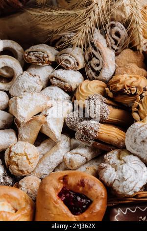 Assortiment de pâtisseries traditionnelles avec sucre en poudre et détails décoratifs, parfait pour les amateurs de desserts Banque D'Images