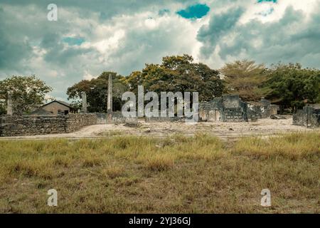Vue des ruines faites de pierres de Corol à Kaole Ruins - un poste de traite du 13ème siècle et fort colonial allemand à Bagamoyo, Tanzanie Banque D'Images