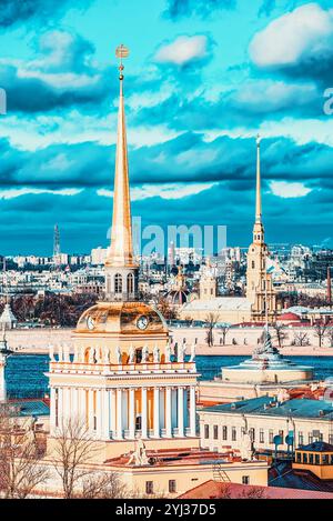 Flèche de l'amirauté. Vue panoramique depuis le toit de la cathédrale Saint-Isaac. Saint Petersburg. La Russie. Banque D'Images