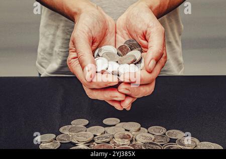 Importance de recevoir un soutien financier social. Pièces d'argent dans les mains féminines sur fond flou Banque D'Images