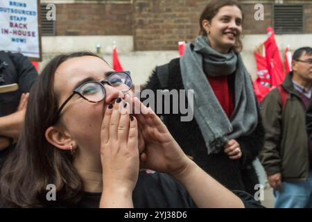 Londres, Royaume-Uni. 27 septembre 2017. Un agent de la sécurité a déclaré au président du Syndicat des travailleurs indépendants de Grande-Bretagne Henry Chango Lopez que les manifestants doivent quitter le hall d'entrée du Birkbeck College où ils organisent une manifestation bruyante. Les travailleurs comprennent le personnel de sécurité qui n'a pas reçu les augmentations de salaire promises pour maintenir les écarts depuis 2011. La protestation bruyante à l'université avec d'autres travailleurs précaires est venue après avoir défilé tôt le matin "End Precarious Labour!" Rassemblement à transport for London le jour de l'appel d'Uber contre la décision selon laquelle leurs chauffeurs sont des travailleurs Banque D'Images