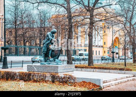 Saint-Pétersbourg, Russie - 05 Novembre 2019 : Embankment De L'Amiralteyskaya Et Sculpture Du Roi Charpenter. Saint-Pétersbourg. Banque D'Images