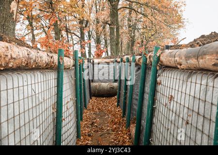 Région de Kharkiv, Ukraine. 07 novembre 2024. Tranchées et fortifications dans la région de Kharkiv en Ukraine pendant la guerre russo-ukrainienne. Dans la région de Kharkiv, les fortifications défensives jouent un rôle crucial pour assurer la sécurité dans un contexte de tensions persistantes. Les barrières en béton et les fils barbelés aident à empêcher les accès non autorisés et ajoutent des couches de protection. Ces structures sont stratégiquement placées à travers des champs ouverts pour dissuader les menaces potentielles. Crédit : SOPA images Limited/Alamy Live News Banque D'Images