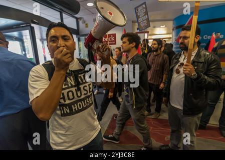 Londres, Royaume-Uni. 27 septembre 2017. Un agent de la sécurité a déclaré au président du Syndicat des travailleurs indépendants de Grande-Bretagne Henry Chango Lopez que les manifestants doivent quitter le hall d'entrée du Birkbeck College où ils organisent une manifestation bruyante. Les travailleurs comprennent le personnel de sécurité qui n'a pas reçu les augmentations de salaire promises pour maintenir les écarts depuis 2011. La protestation bruyante à l'université avec d'autres travailleurs précaires est venue après avoir défilé tôt le matin "End Precarious Labour!" Rassemblement à transport for London le jour de l'appel d'Uber contre la décision selon laquelle leurs chauffeurs sont des travailleurs Banque D'Images