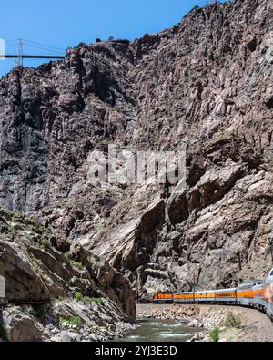 Le train de chemin de fer Royal gorge longe la rivière Arkansas en direction du pont Royal gorge, près de Cañon City, Colorado Banque D'Images