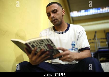 Rio de Janeiro, Brésil. 06 juin 2024. Jorge, un détenu de 29 ans, lit Prisoners de Drauzio Varella, un livre documentaire sur le système pénitentiaire brésilien. Un atelier de lecture a eu lieu au centre de détention Evaristo de Moraes à Rio de Janeiro, au Brésil. Au Brésil, le projet de remise pour lecture vise à réhabiliter les prisonniers en les aidant à réduire leur peine par la lecture de livres. Les autorités espèrent que cela insufflera un amour de la lecture aux détenus et réduira la récidive. (Photo par Apolline Guillerot-Malick/SOPA images/Sipa USA) crédit : Sipa USA/Alamy Live News Banque D'Images