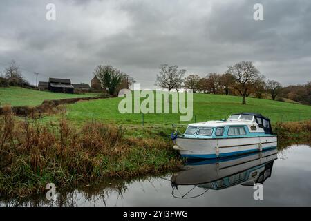 Bateaux amarrés le long de la voie navigable intérieure du canal Caldon près de Denford, Angleterre, Royaume-Uni. Banque D'Images