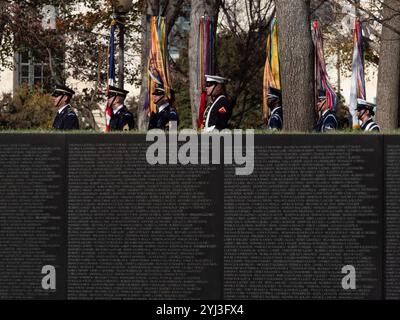 Washington, District de Columbia, États-Unis. 11 novembre 2024. La Garde de couleur présente des drapeaux au mur commémoratif des vétérans. (Crédit image : © Sue Dorfman/ZUMA Press Wire) USAGE ÉDITORIAL SEULEMENT! Non destiné à UN USAGE commercial ! Banque D'Images