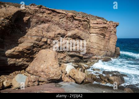 Falaises rocheuses de la ville de Naxos Hora à Naxos, la plus grande des îles grecques des Cyclades dans la mer Égée de Grèce Banque D'Images