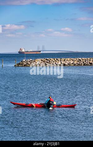 Les gens apprennent à faire du kayak sur le bord de la mer au parc de plage Amager le 30 avril 2023 à Copenhague, Danemark. Banque D'Images