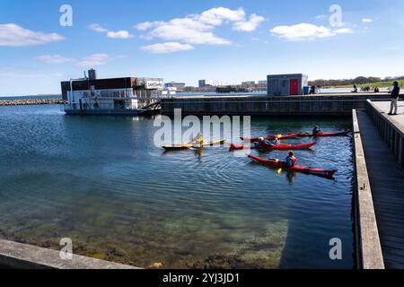 Les gens apprennent à faire du kayak sur le bord de la mer au parc de plage Amager le 30 avril 2023 à Copenhague, Danemark. Banque D'Images