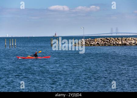 Les gens apprennent à faire du kayak sur le bord de la mer au parc de plage Amager le 30 avril 2023 à Copenhague, Danemark. Banque D'Images