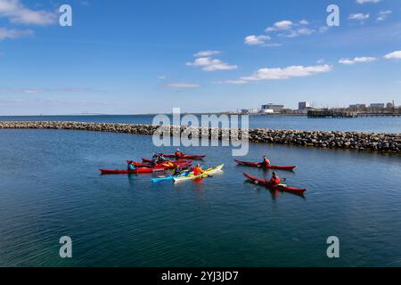 Les gens apprennent à faire du kayak sur le bord de la mer au parc de plage Amager le 30 avril 2023 à Copenhague, Danemark. Banque D'Images