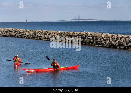 Les gens apprennent à faire du kayak sur le bord de la mer au parc de plage Amager le 30 avril 2023 à Copenhague, Danemark. Banque D'Images