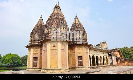 Sculptures représentant la vie humaine et les divinités hindoues sur le shikhara (flèche) du temple de Ganesh Bagh, situé à Chitrakoot, Madhya Pradesh, Inde. Banque D'Images