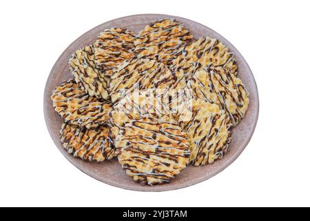 Gaufres romantiques au chocolat dans une assiette en céramique. Isolez sur un fond blanc. Biscuit sucré doré. Banque D'Images