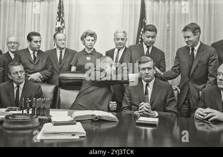 Le président Lyndon Baines Johnson avec quelques membres de la Commission consultative nationale sur les troubles civils (Commission Kerner) dans la salle du Cabinet de la Maison Blanche, Washington, DC, États-Unis. 29 juillet 1967 Banque D'Images