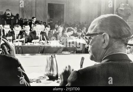 Le secrétaire d'État américain Dean Rusk témoigne de la guerre du Vietnam devant la Commission des relations étrangères du Sénat. Washington DC., États-Unis. 13 mars 1968 Banque D'Images