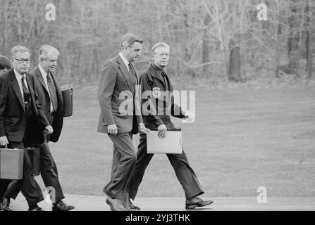 Le président Jimmy carter, le vice-président Walter Mondale, le secrétaire d'État Cyrus Vance et le secrétaire à la Défense Harold Brown après avoir débarqué de leur hélicoptère pour se rencontrer à Camp David, Maryland, au sujet de la crise des otages iraniens. ÉTATS-UNIS. 2 novembre 1979 Banque D'Images