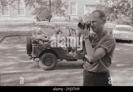 Integration, Miss. Univ - montre le journaliste de l'USNWR 'Slappy' (Ole Miss émeute de 1962). ÉTATS-UNIS. 3 octobre 1962 L'émeute Ole Miss de 1962 (septembre 30 - 1er octobre 1962), également connue sous le nom de bataille d'Oxford, est une émeute raciale qui a eu lieu à l'Université du Mississippi - communément appelée Ole Miss - à Oxford, Mississippi, alors que des émeutiers ségrégationnistes cherchaient à empêcher l'enrôlement du candidat afro-américain James Meredith. Le président John F. Kennedy a finalement réprimé l'émeute en mobilisant plus de 30 000 soldats, le plus pour une seule perturbation dans l'histoire des États-Unis. Banque D'Images