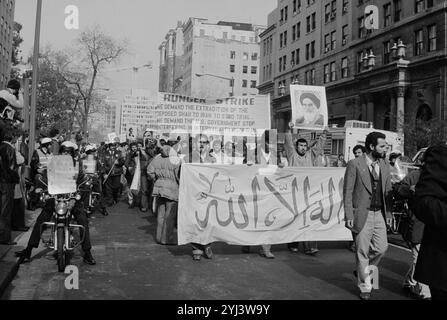 Étudiants iraniens avec des pancartes et des banderoles défilant dans la rue lors d'une manifestation contre le Shah d'Iran et en soutien à l'ayatollah Khomeini, Washington, DC États-Unis. 9 novembre 1979 Banque D'Images