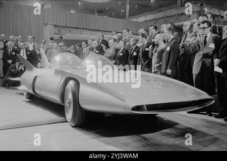 Une foule d'hommes, y compris des journalistes, se sont rassemblés autour de la nouvelle voiture General Motors Firebird III lors d'une avant-première de presse au Sheraton Park Motel, probablement à New York. ÉTATS-UNIS. 12 mai 1959 Banque D'Images