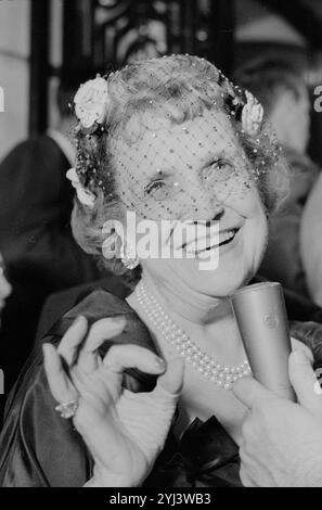 Diplomate et socialite Perle Mesta à une fête donnée par Nikita Khrouchtchev pour le président Dwight Eisenhower, à l'ambassade de Russie à Washington, D.C. (États-Unis). 16 septembre 1959 Banque D'Images