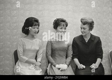 Madame Nhu (au centre), qui a servi comme première dame du Sud Vietnam, avec sa fille le Thuy et Frances Lewine, du Women's National Press Club (WNPC) à l'adresse de Nhu au WNPC, à l'hôtel Statler Hilton, Washington, DC, États-Unis. 16 octobre 1963 Banque D'Images