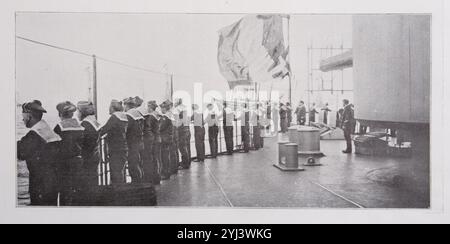 Couronnement du roi George V. la revue navale du couronnement. L'équipage du français «Danton» sur la passerelle, au passage du yacht royal. Port de Portsmouth, Grande-Bretagne. 1911 sur les vieux navires, les marins, pour payer les honneurs, se tenaient dans les cours, les jambes écartées et se tenaient la main. Aujourd'hui, ils s'alignent avec leurs mains sur les balustrades. Banque D'Images