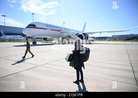 Lissabon, Portugal. 13 novembre 2024. Le Kurt Schuhmacher A350 défectueux, sur lequel le ministre fédéral de l'économie devait quitter Lisbonne, se dresse sur le tarmac. Le voyage de retour de Habeck de la conférence technologique Web Summit avait été retardé d'une nuit en raison d'un défaut. Crédit : Sebastian Christoph Gollnow/dpa/Alamy Live News Banque D'Images