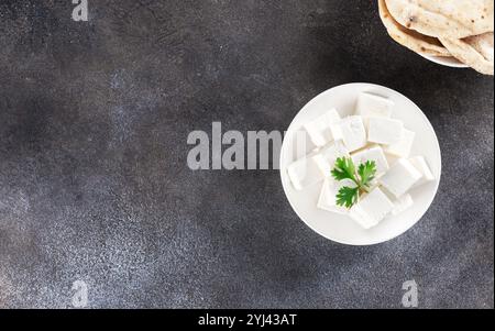 Fromage paneer indien à base de lait frais et de jus de citron, coupé en cubes sur fond gris. Vue de dessus. Copier l'espace Banque D'Images