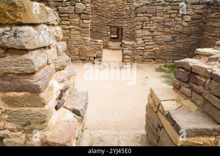 Passages qui conduit à l'intérieur de ruines Indiennes, Aztec Ruins National Monument (Nouveau Mexique Banque D'Images