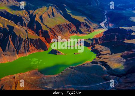 Vue aérienne du Grand Canyon de Hutubi au Xinjiang, Chine, 11 novembre 2024. La vallée a été formée principalement par la fonte des neiges et des eaux de pluie du Tianshan Moun Banque D'Images
