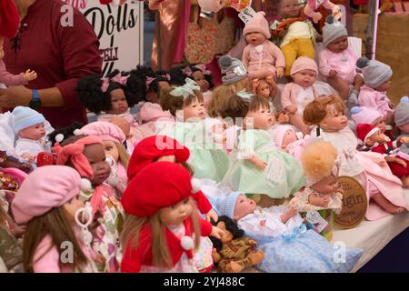 Montcada i Reixac. Espagne - 13 novembre 2024 : collection diversifiée de poupées dans des tenues colorées exposées sur un marché, mettant en évidence l'artisanat et Banque D'Images