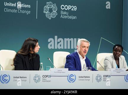 Bakou, Azerbaïdjan. 12 novembre 2024. Le Haut Commissaire des Nations Unies pour les réfugiés Filippo grandi (C) assiste à une conférence de presse à Bakou, Azerbaïdjan, le 12 novembre 2024. Les personnes déplacées de force se retrouvent de plus en plus en première ligne de la crise climatique mondiale, selon un rapport publié mardi. POUR ALLER DE PAIR AVEC 'le changement climatique pose une menace croissante pour les personnes déplacées : rapport' crédit : Meng Jing/Xinhua/Alamy Live News Banque D'Images